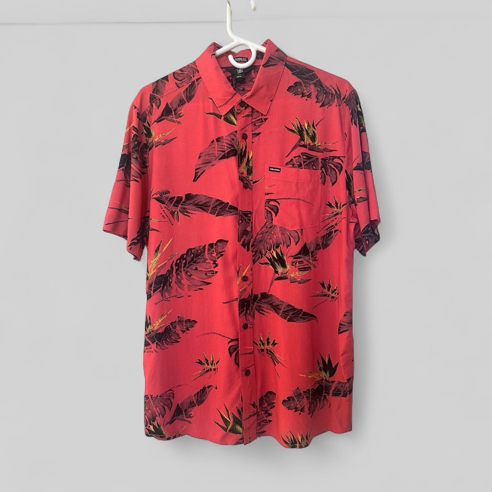 Volcom Hawaiian Button Down Shirt. Size Medium